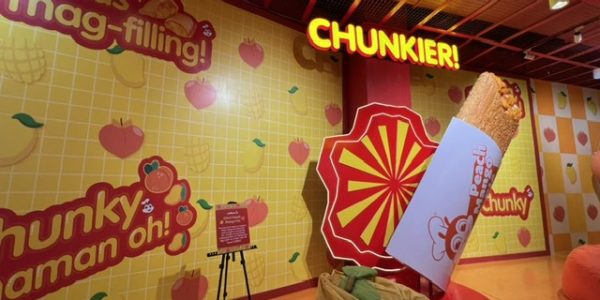 Jollibee’s Peach Mango Pie takes over The Dessert Museum with a chunky twist!