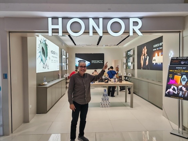 Tech Expert Art Samaniego Lines Up Early, 90th out of 400 to Pre-Order HONOR 400 5G in SM City Sta. Rosa