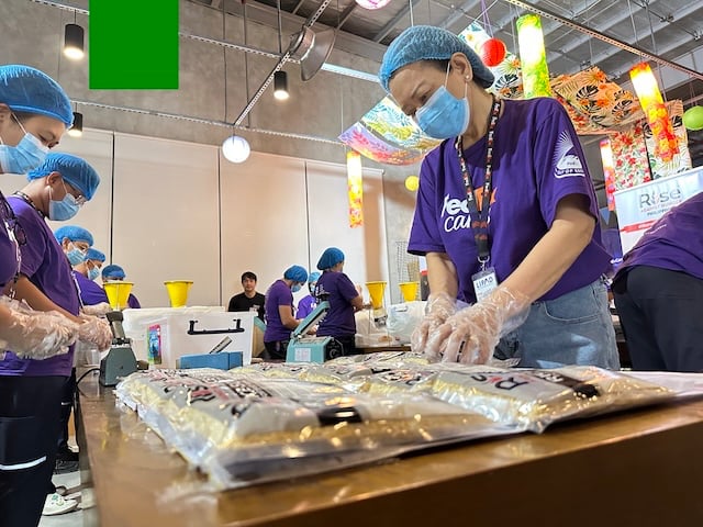 FedEx Volunteers Pack 10,000 Fortified Meals for Children in Cebu